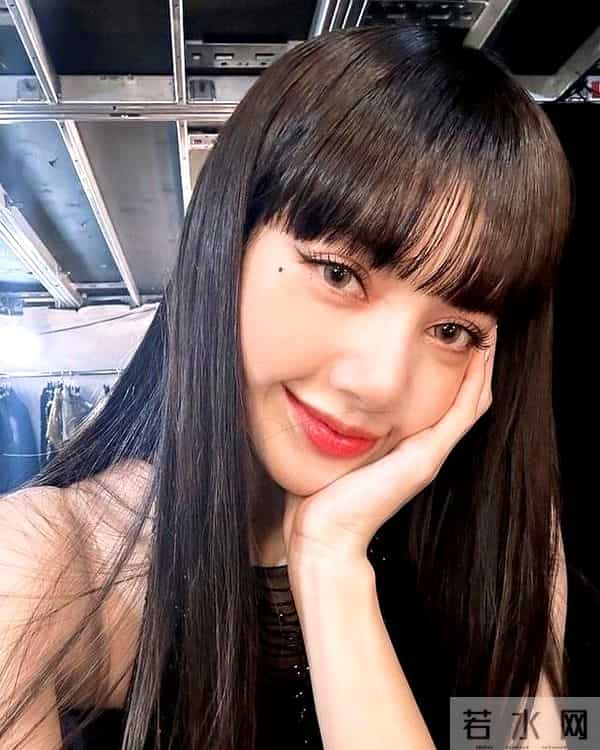 Lisa演出造型频繁露臀蛋，把低俗当成性感，疯马秀对她的影响太大