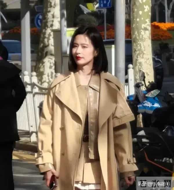 颖儿手机店被偶遇，生图皮松肉垮还歪嘴，穿超短裙腿白嫩还修长