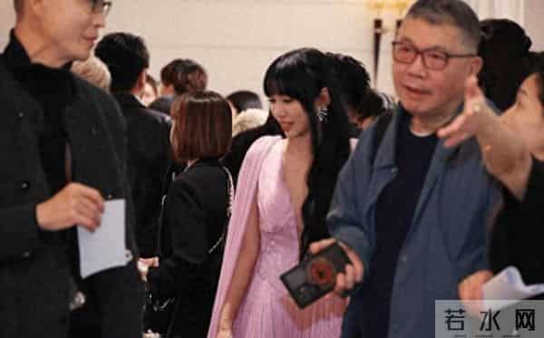 李靓蕾现身邱泽许玮甯婚礼 身穿粉色长裙状态不错