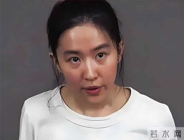 刘亦菲38岁素颜刷屏！斜方肌肿大脸颊饱满，白到发光惊呆网友