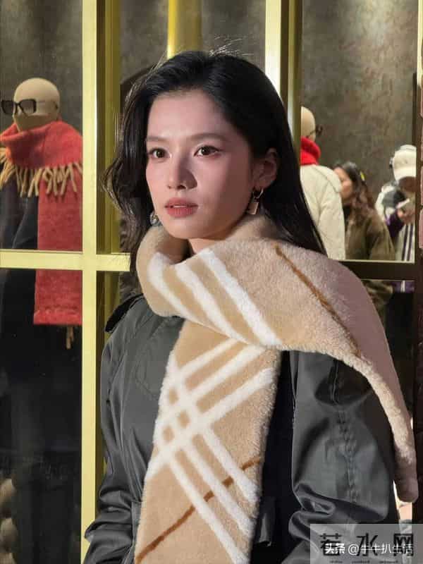 张婧仪冬日氛围感大片！灰色大衣配围巾，优雅又大方。
