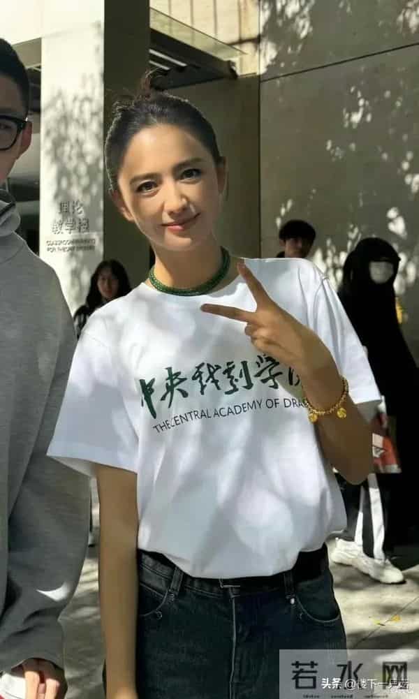 佟丽娅回中戏母校 丸子头穿大衣 42岁发际线高大脑门 细纹多法令纹深