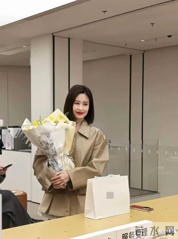 36岁颖儿现身上海，穿着小短裙，露出两条美腿，身材看起来真苗条