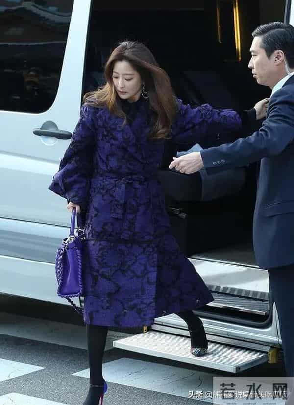 47岁金喜善换风格后大变样！穿紫大衣+黑裤袜，时髦又显贵！
