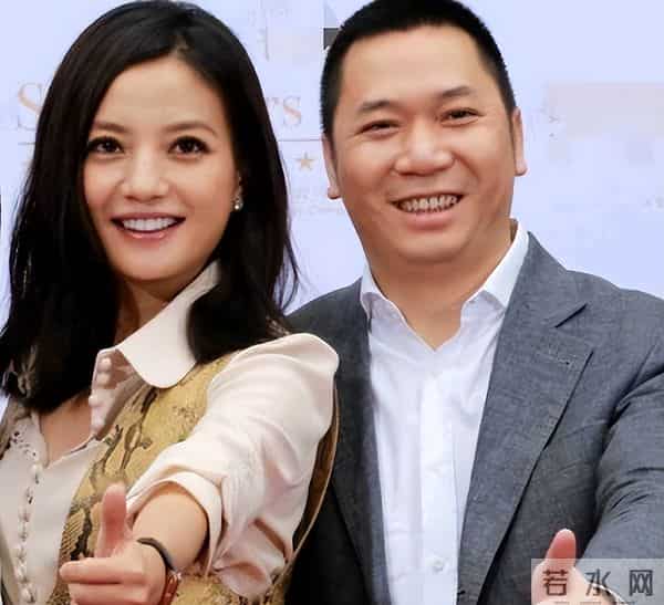 翻身无望！49岁赵薇近况再曝，表弟佘智江被捕，事业婚姻全失败