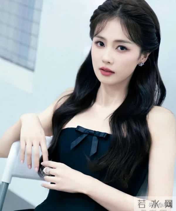 白鹿，身穿黑色抹胸短裙，俏皮可爱