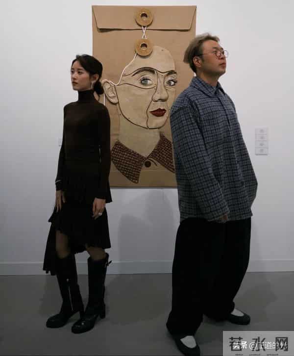 章泽天素颜皮肤紧致似少女 又和杜海涛伦敦同框 一起吃饭比耶合影