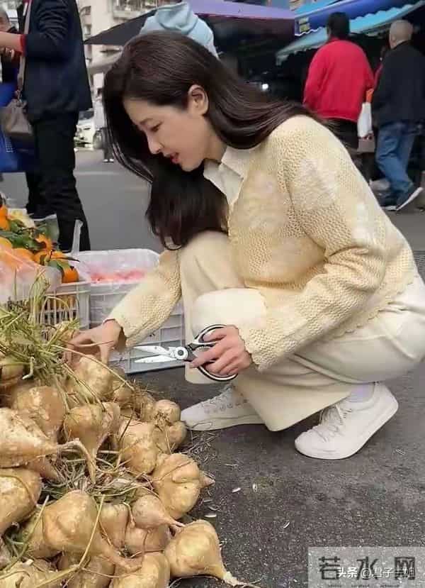 49岁曾黎在菜市场买地瓜她打扮中性 皮肤又白又嫩拿着地瓜连连夸赞