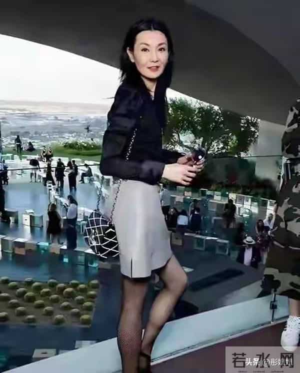 61岁张曼玉田园生活，戴着5万多的墨镜，掏鸡蛋，网友，太会玩了