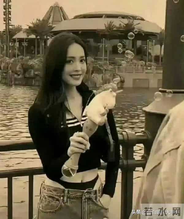 原来当年我们都错怪她了，娜扎这个裤子里面是这样的…