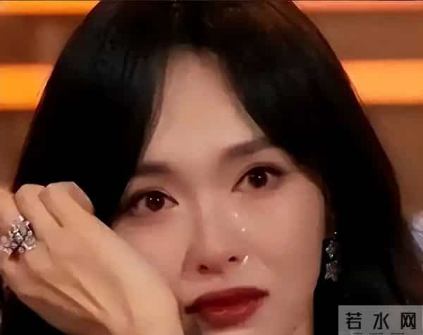 继罗晋父亲葬礼结束后，曝唐嫣状态不对劲，脸部浮肿憔悴到不敢认