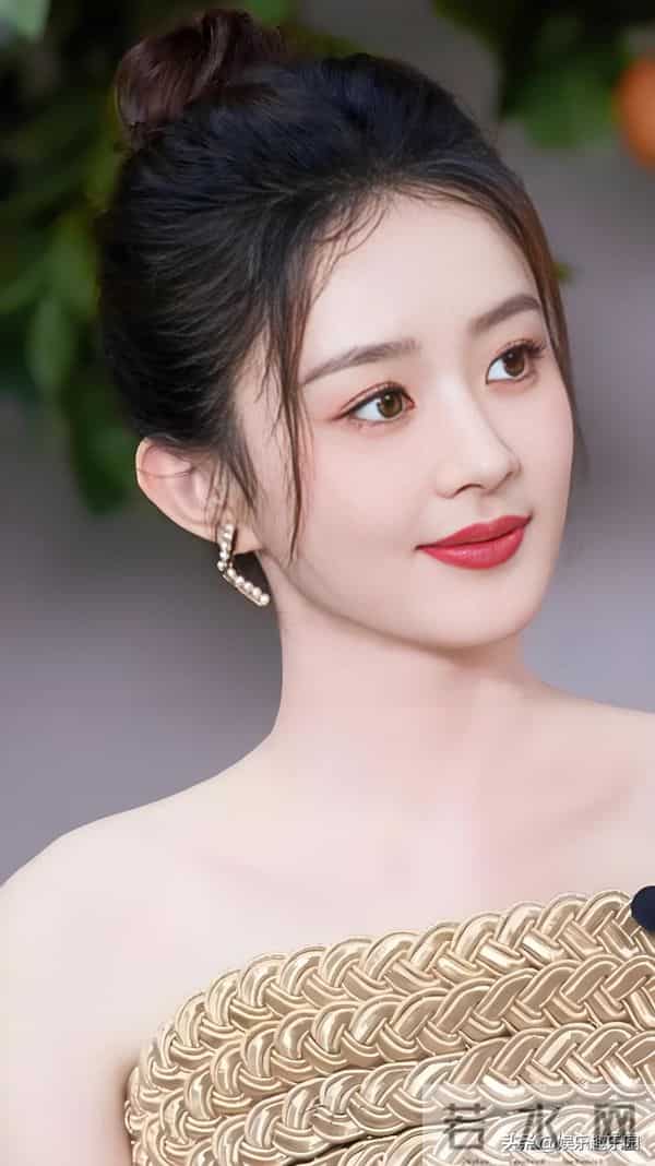 鎏金裙装衬着浅笑，每一缕光影都在诉说她的明媚