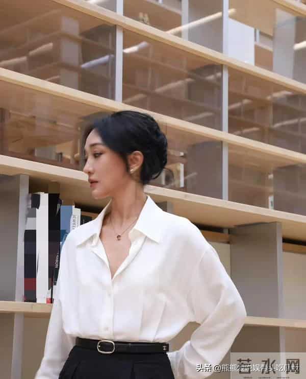 50岁周迅留回长发后像换了个人！白衬衫+花苞盘发，高级又洋气！