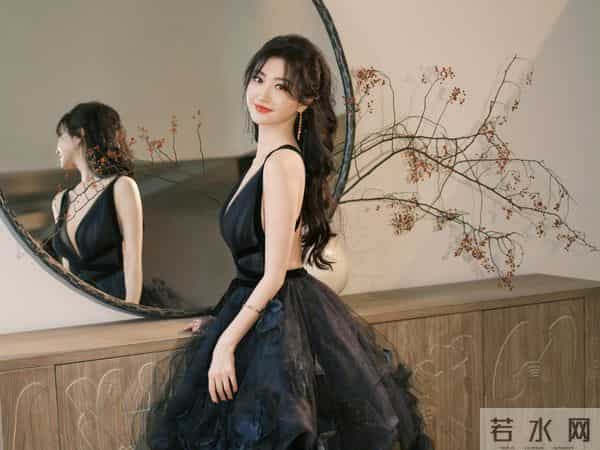 景甜一袭深V露背长裙性感妩媚