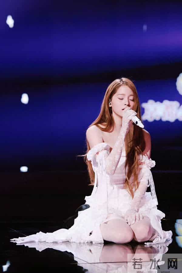 欧阳娜娜舞台戴白色蕾丝手套，穿白色丝袜，光彩照人