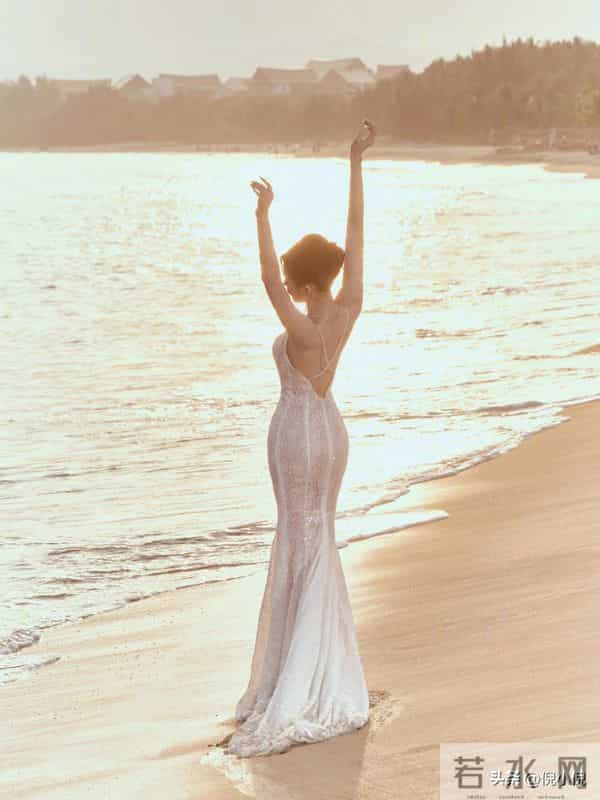 张天爱也太美了！透视吊带裙，身材婀娜多姿