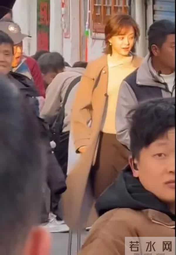 43岁孙俪在无锡拍戏被偶遇，她留着短发，穿毛呢大衣搭长靴，真美