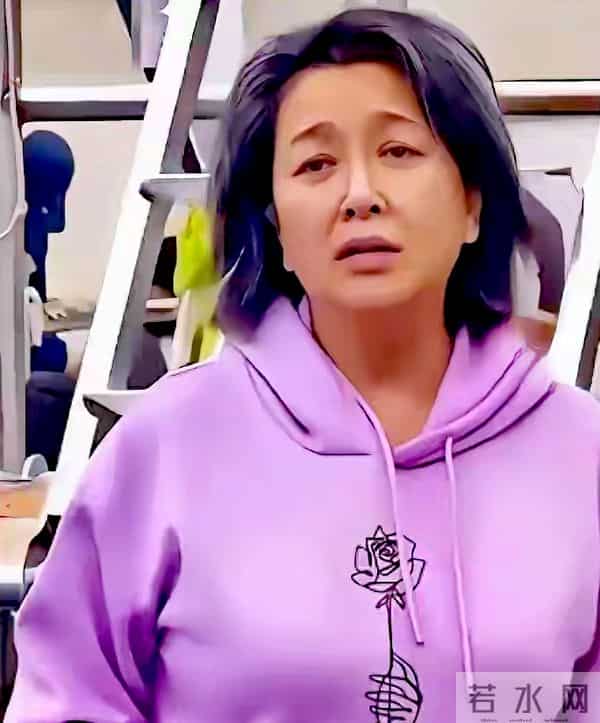 57岁江珊白发造型美哭全网!网友力赞:这才是女人最高级的美