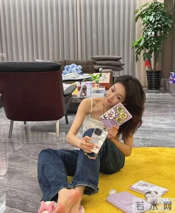 宋茜白富美，吊带背心露御姐脚丫，松弛感爆棚超性感？