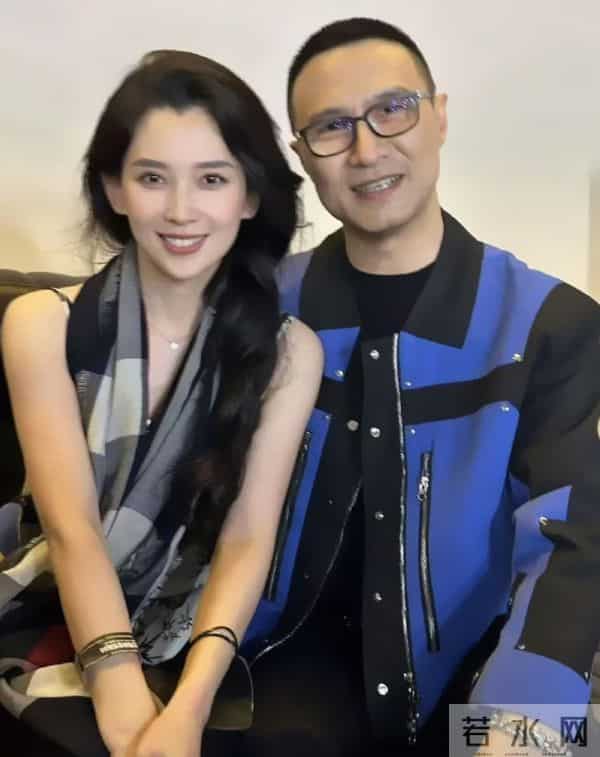 汪峰女儿小苹果早恋，穿沙滩短裤和男友合照，三任后妈章子怡最暖