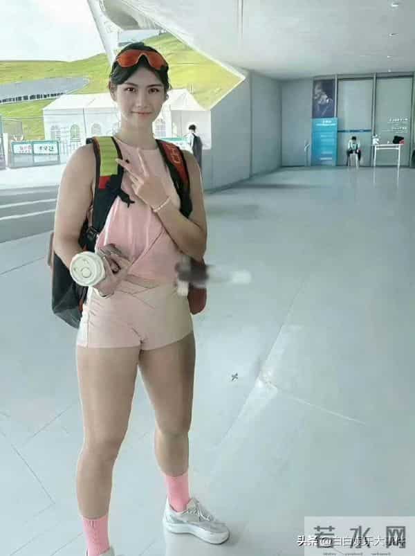 夏思凝这腿练得比吴艳妮还粗了！可见私下肯定没少下功夫的呀！