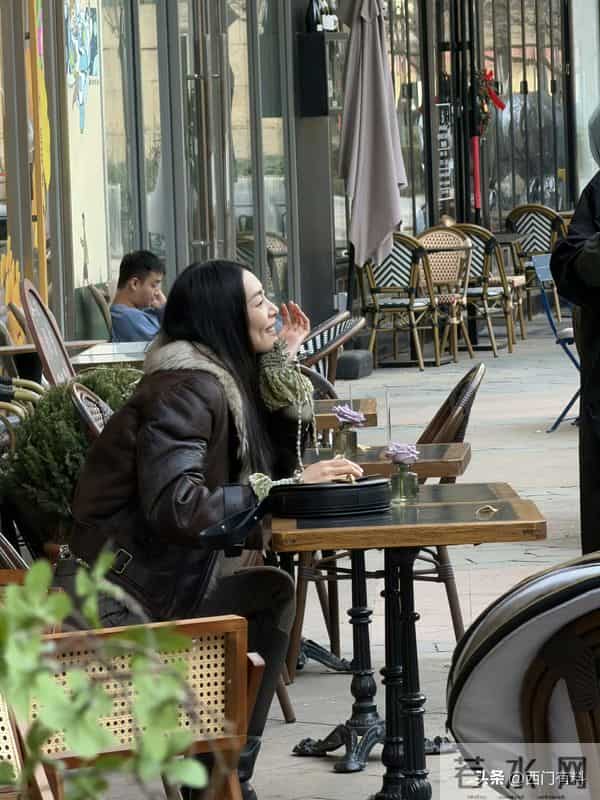 刘雯亮相线下活动，长腿成焦点，网友直呼“恐高”！