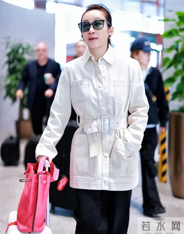 秦海璐机场私服真时髦！穿白色收腰外套+阔腿裤，简约又高级