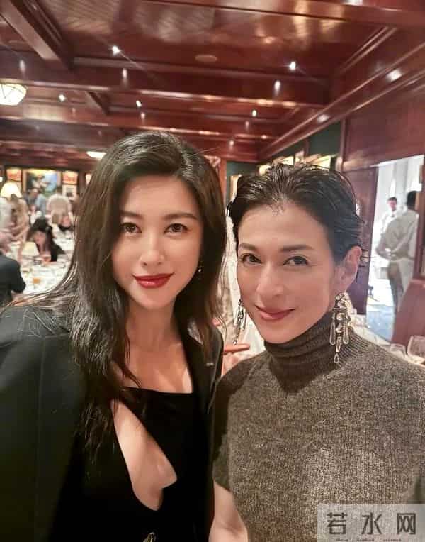 朱珠身着黑色修身连衣裙，胸围傲人搭配黑色外套，简直长腿女神？