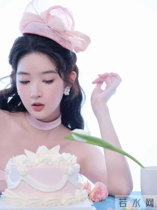 王玉雯抹胸粉粉嫩嫩