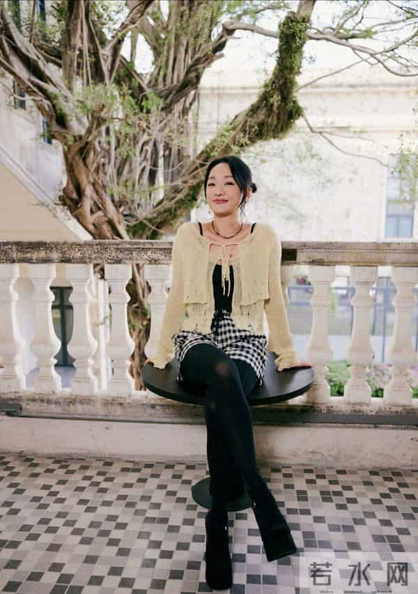 周迅短裤配黑丝袜，娇艳美丽！