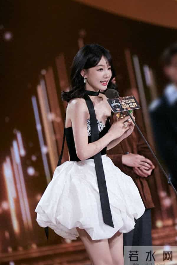 条纹椅撒娇：徐梦洁蓬蓬裙侧头笑