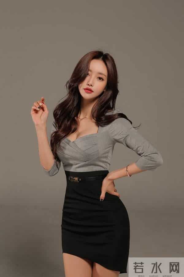 孙允珠『银河缎面轻滑低领纽花职业裙』