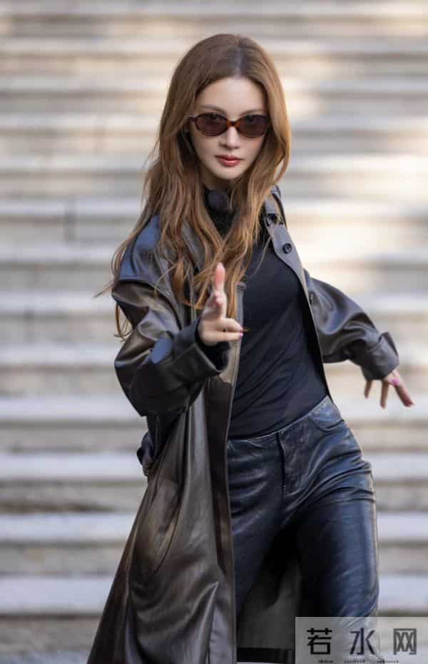 金晨今日份营业美照，一身衣皮长筒靴穿搭，又酷又美