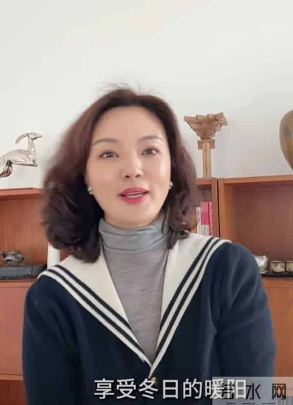 刘芳菲学院风穿搭出镜，卷发搭海军领开衫，优雅又精致