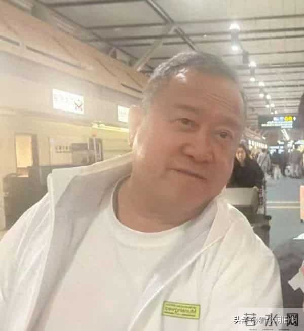 曾志伟在加拿大吃大餐，他穿着简单的短袖上衣，和朋友们侃侃而谈