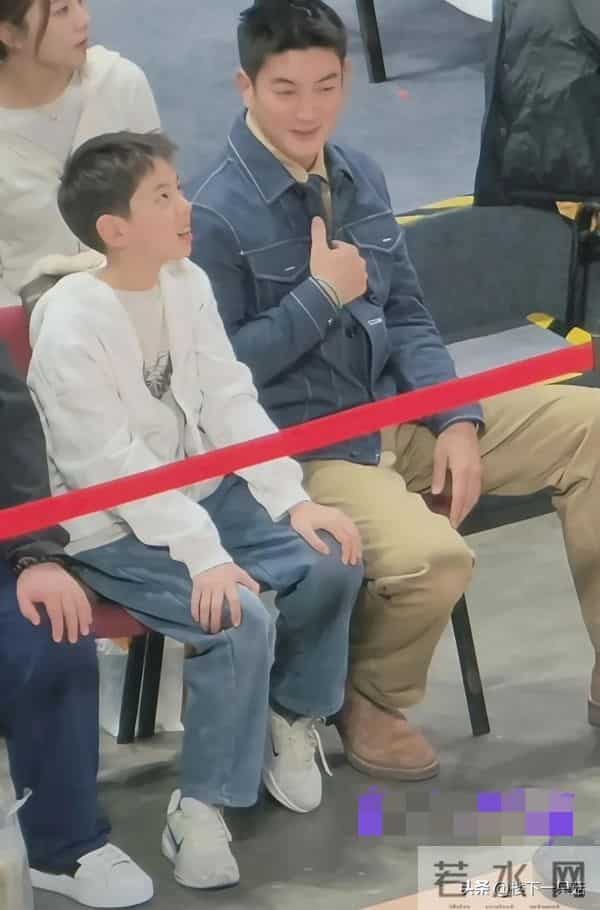 12岁嗯哼下巴后缩 小小一只 没有遗传双眼皮 脸型像杜江 五官像霍思燕