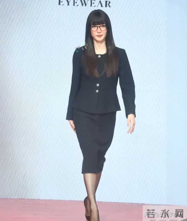 与富豪海外产子真相大白6个月，39岁江疏影露面，近照曝光大变样