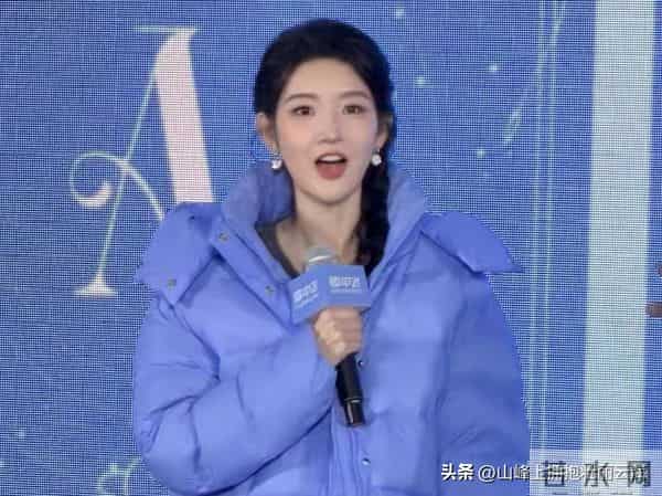 王玉雯出席雪中飞粉丝见面会，穿毛衣裙扎麻花辫，本人比电视还美