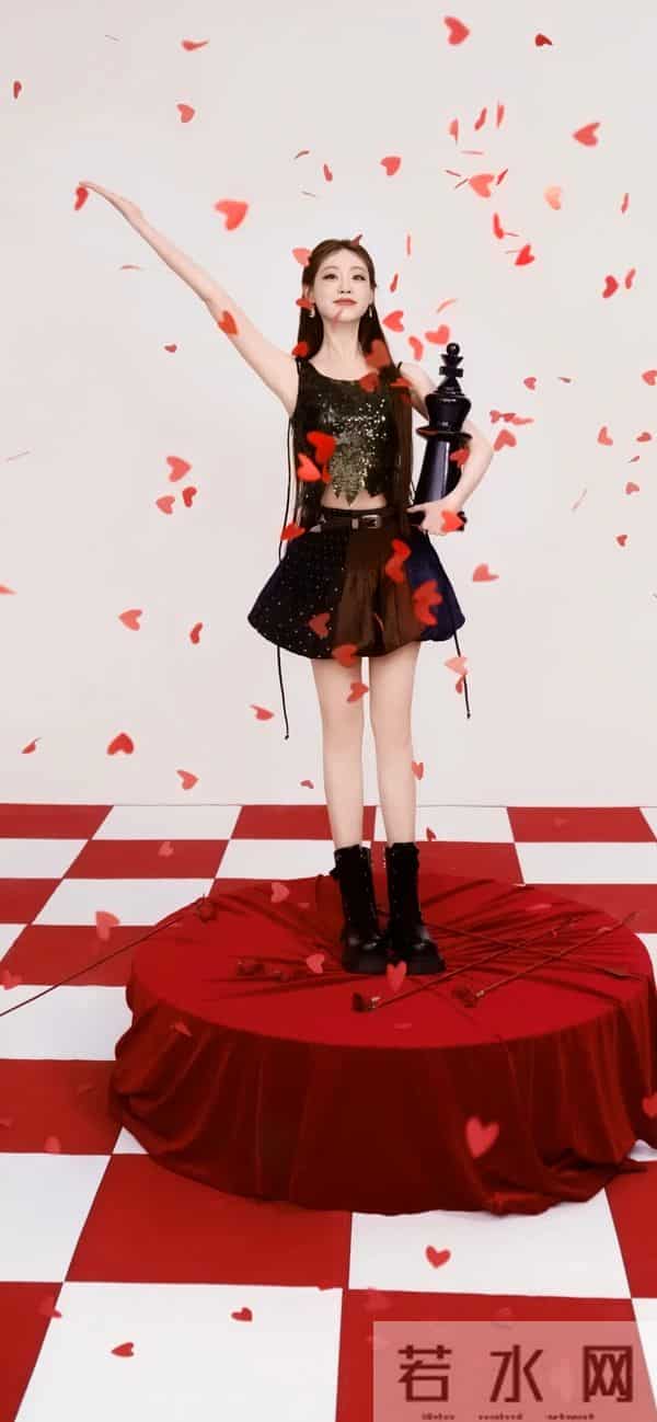 祝绪丹｜鎏金黑裙+爱心装置，独立后造型杀疯了！