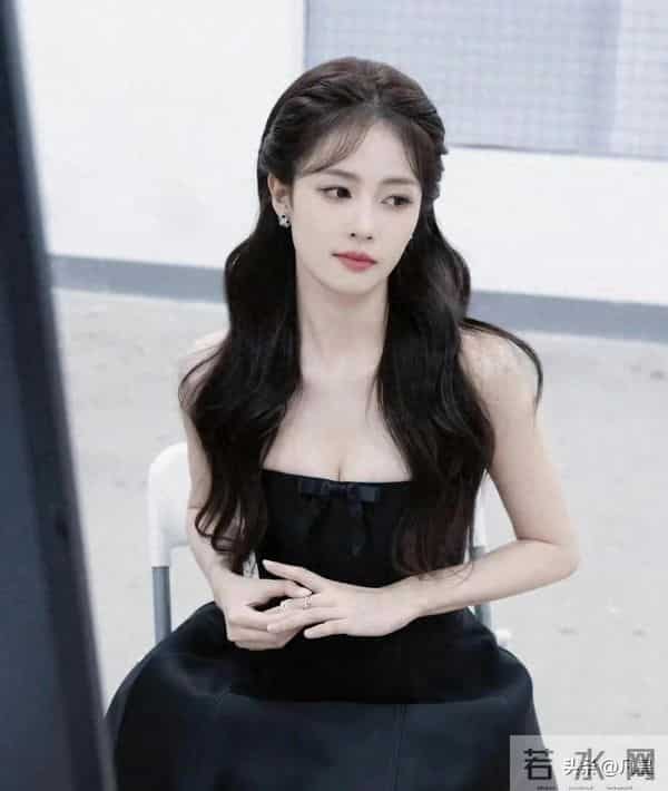 白鹿，身穿黑色抹胸短裙，俏皮可爱