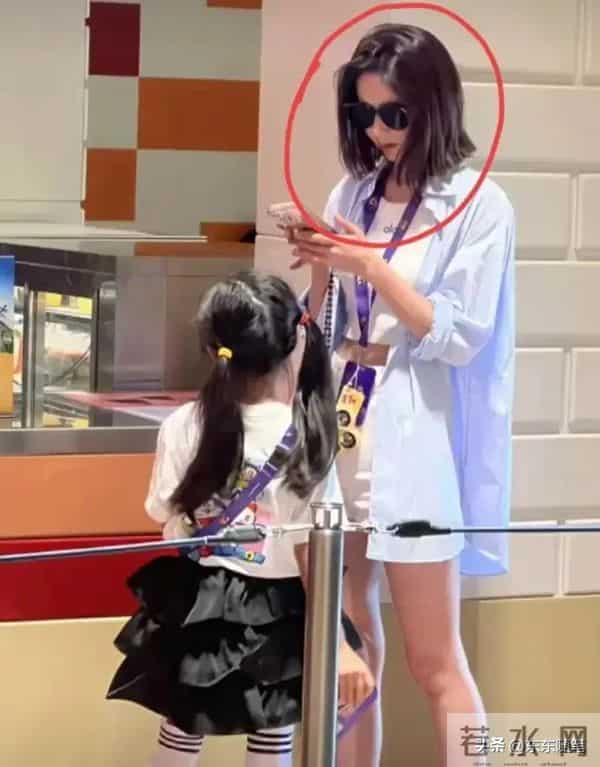 颖儿手机店被偶遇，生图皮松肉垮还歪嘴，穿超短裙腿白嫩还修长