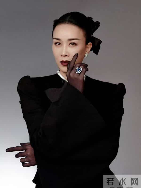 一场生日，戳穿了58岁那英的江湖地位，周深确实一个字都没说错