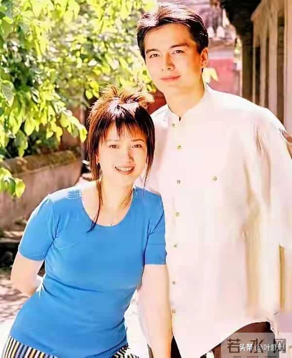 许亚军和儿子同框拍摄时尚大片，这是他和前妻何晴的孩子，叫许何