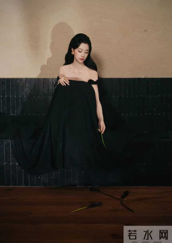 女明星，王小亿 黑色抹胸长裙衬得雪白香肩，很难不心动