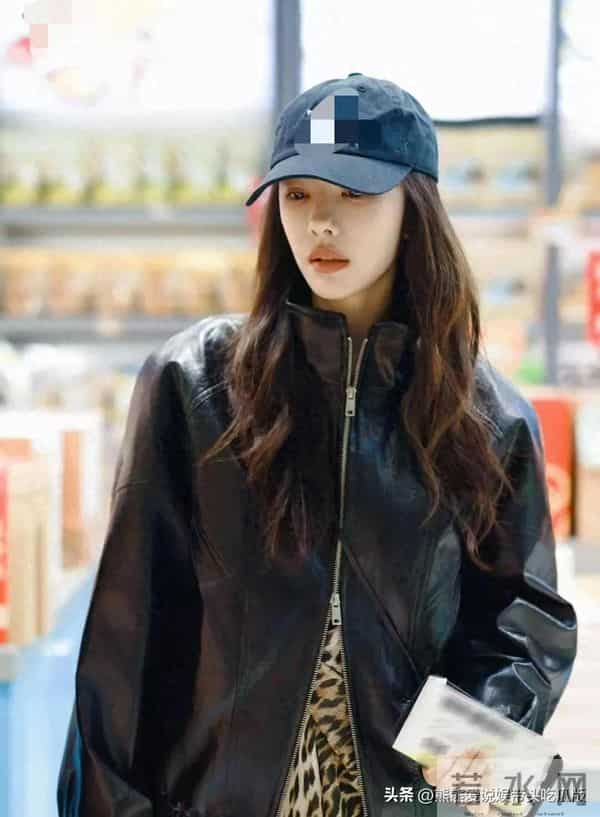 蔡文静机场私服真会穿！黑色皮衣+豹纹衫+半身裙，时髦洋气又高级