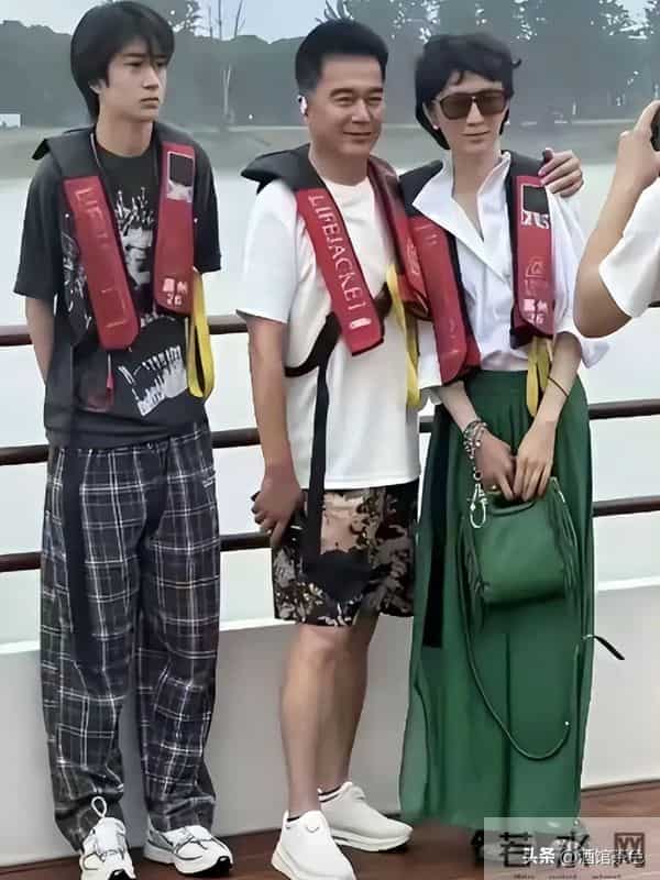 原来他就是许亚军大儿子,中戏毕业1米8大帅哥,和继母长得很像