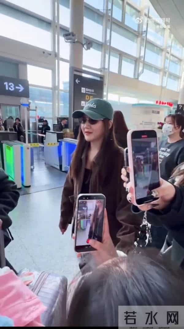 陈梦机场变秀场！穿麂皮夹克配蕾丝围帘喇叭裤，酷飒温柔切换自如