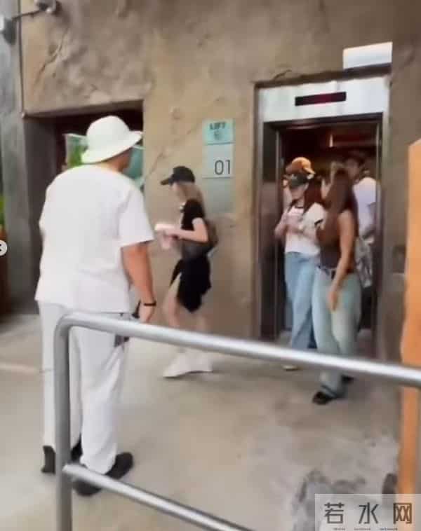 Lisa现身新加坡环球影城，笑容超甜，粉丝们疯狂追逐