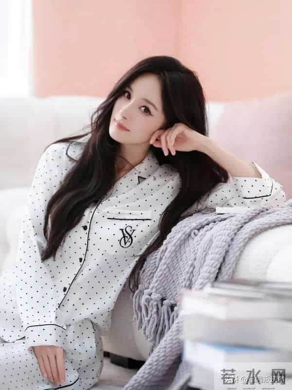 我的天，人间尤物杨幂的少女感真不是吹的，甜妹纯欲天花板