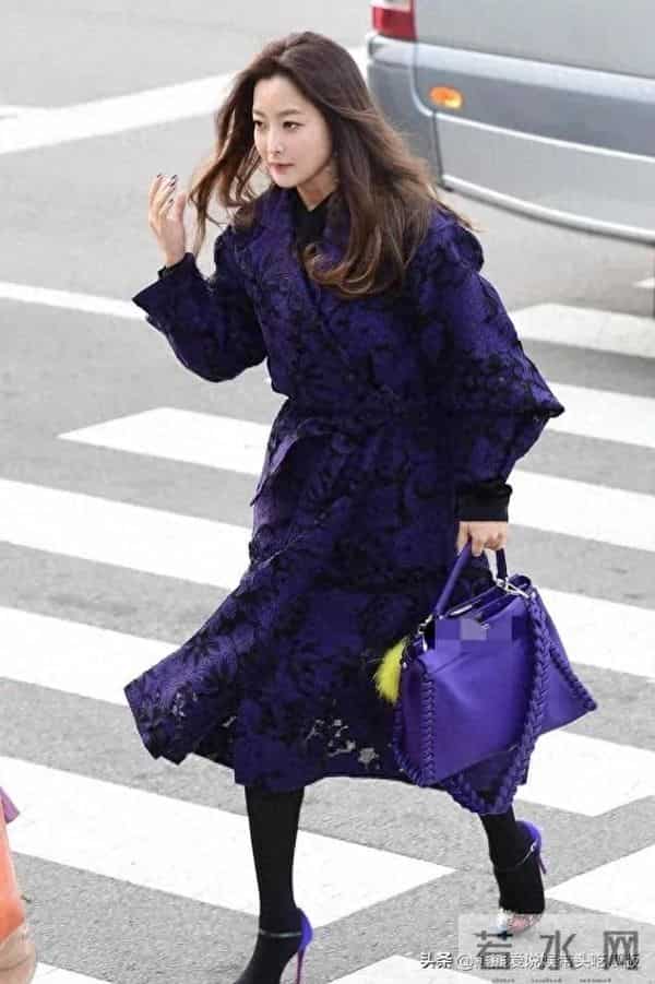47岁金喜善换风格后大变样！穿紫大衣+黑裤袜，时髦又显贵！